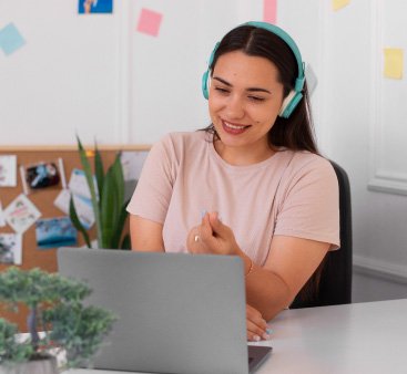 Estudiante de EnglishMate en una clase virtual
